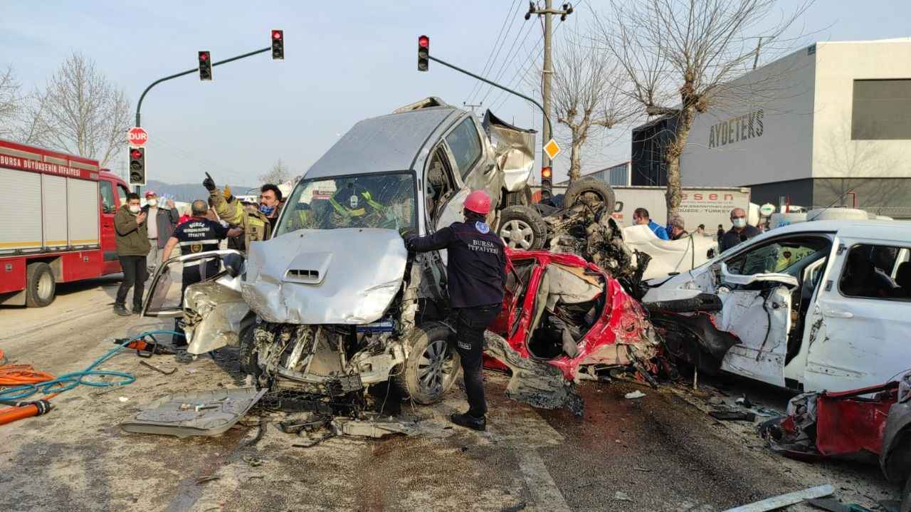 Bursa da freni boşalan tır zincirleme kazaya neden oldu